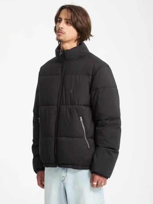Το Volcom Fillmoore Jacket είναι ένα ανδρικό puffer jacket με relaxed fit εφαρμογή και μήκος μέχρι τη μέση, σχεδιασμένο για ζεστασιά και προστασία στις κρύες ημέρες.
