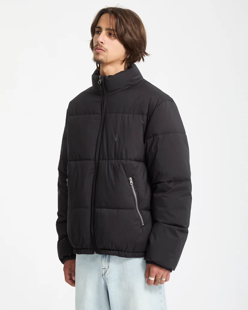 Το Volcom Fillmoore Jacket είναι ένα ανδρικό puffer jacket με relaxed fit εφαρμογή και μήκος μέχρι τη μέση, σχεδιασμένο για ζεστασιά και προστασία στις κρύες ημέρες.