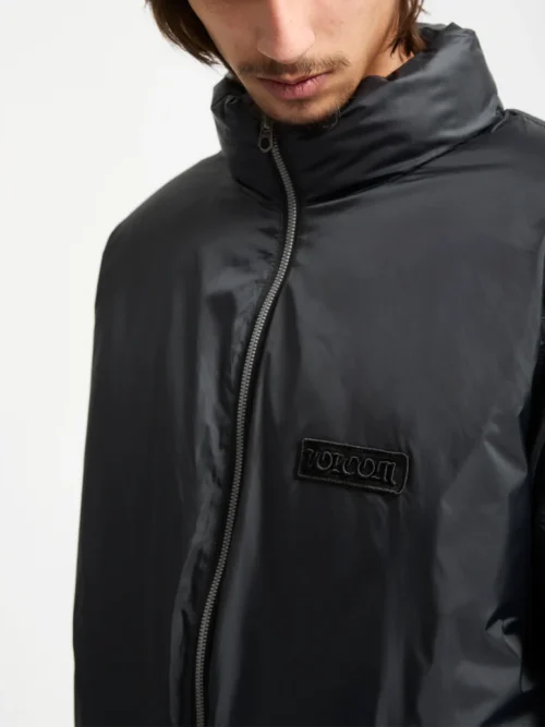 Το Volcom Fillmoore Jacket είναι ένα ανδρικό puffer jacket με relaxed fit εφαρμογή και μήκος μέχρι τη μέση, σχεδιασμένο για ζεστασιά και προστασία στις κρύες ημέρες.