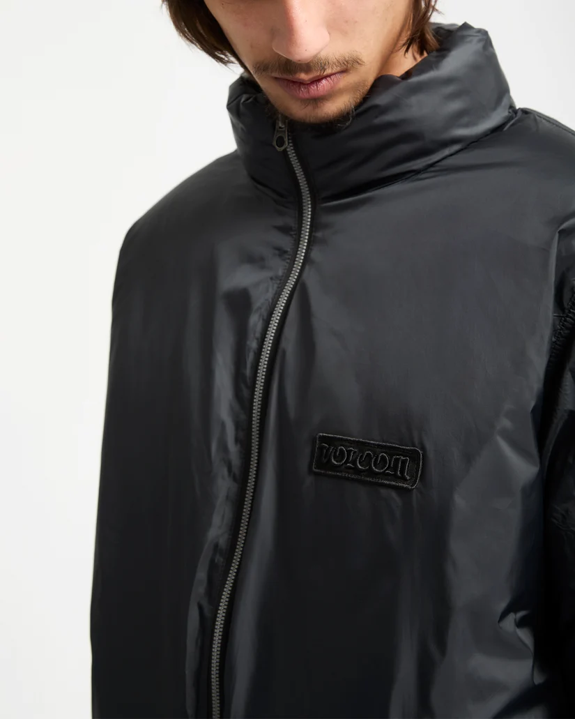 Το Volcom Fillmoore Jacket είναι ένα ανδρικό puffer jacket με relaxed fit εφαρμογή και μήκος μέχρι τη μέση, σχεδιασμένο για ζεστασιά και προστασία στις κρύες ημέρες.
