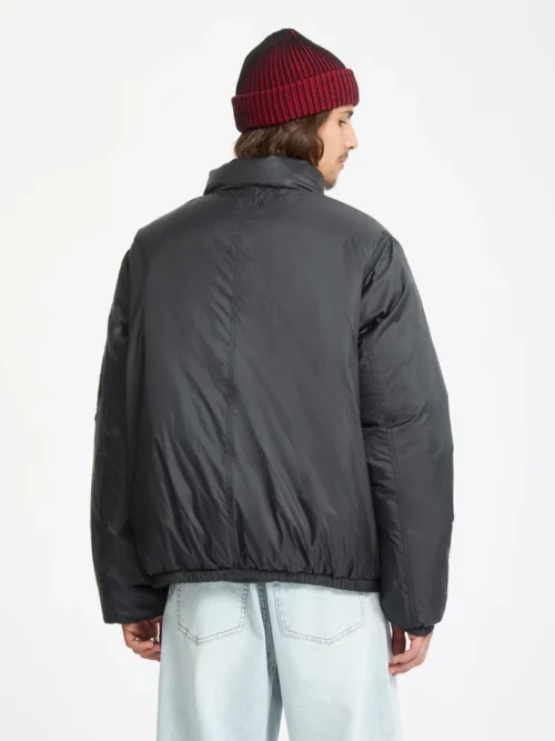 Το Volcom Fillmoore Jacket είναι ένα ανδρικό puffer jacket με relaxed fit εφαρμογή και μήκος μέχρι τη μέση, σχεδιασμένο για ζεστασιά και προστασία στις κρύες ημέρες.