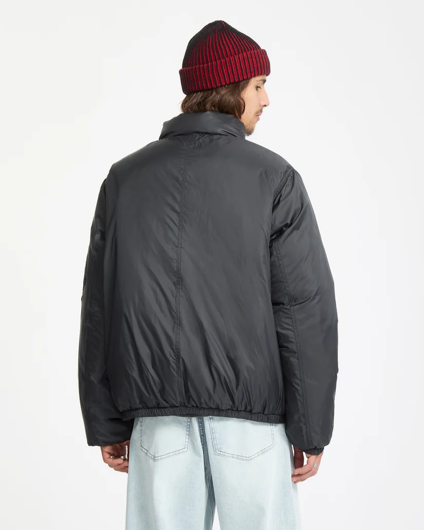 Το Volcom Fillmoore Jacket είναι ένα ανδρικό puffer jacket με relaxed fit εφαρμογή και μήκος μέχρι τη μέση, σχεδιασμένο για ζεστασιά και προστασία στις κρύες ημέρες.