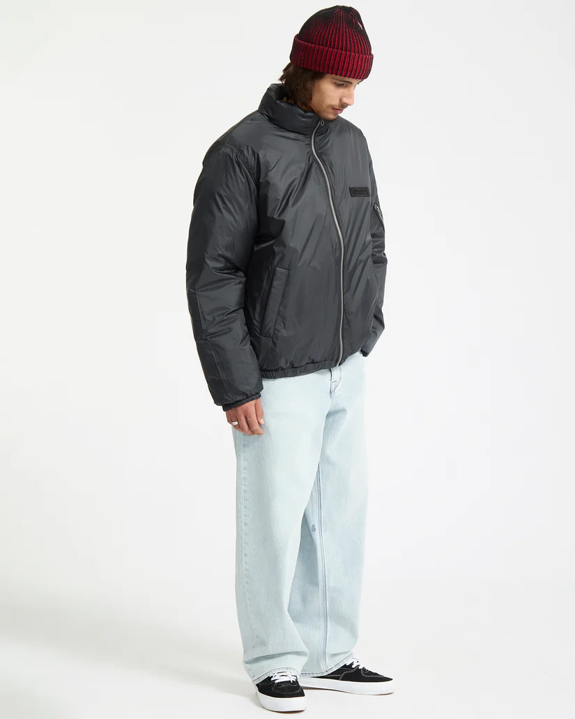 Το Volcom Fillmoore Jacket είναι ένα ανδρικό puffer jacket με relaxed fit εφαρμογή και μήκος μέχρι τη μέση, σχεδιασμένο για ζεστασιά και προστασία στις κρύες ημέρες.
