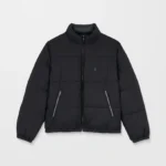 Το Volcom Fillmoore Jacket είναι ένα ανδρικό puffer jacket με relaxed fit εφαρμογή και μήκος μέχρι τη μέση, σχεδιασμένο για ζεστασιά και προστασία στις κρύες ημέρες.