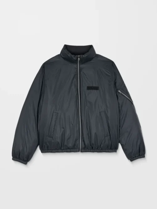 Το Volcom Fillmoore Jacket είναι ένα ανδρικό puffer jacket με relaxed fit εφαρμογή και μήκος μέχρι τη μέση, σχεδιασμένο για ζεστασιά και προστασία στις κρύες ημέρες.