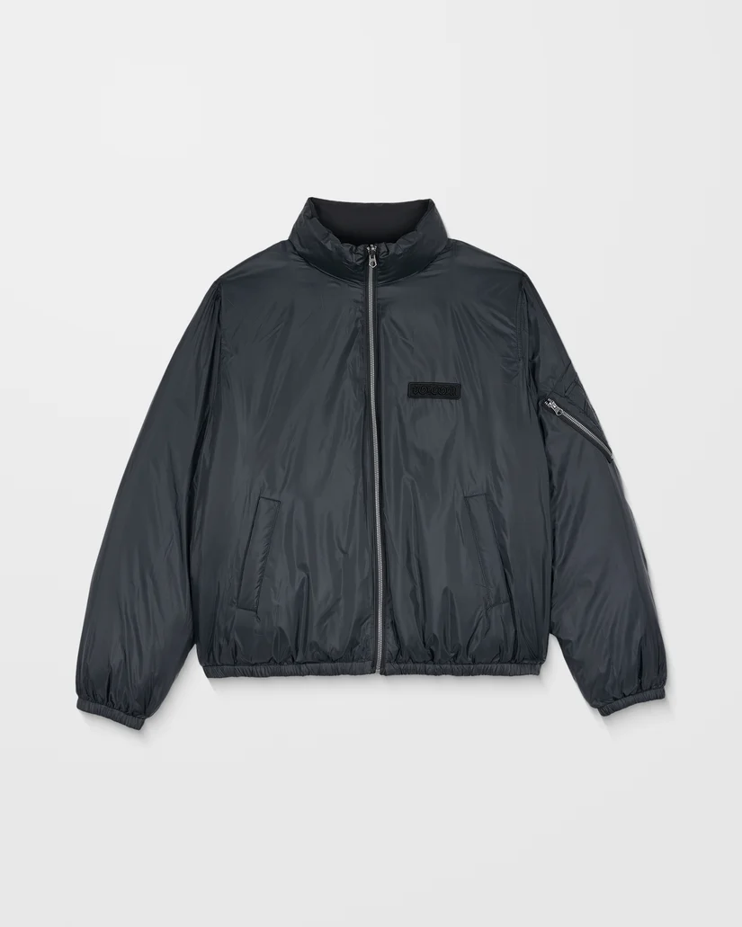 Το Volcom Fillmoore Jacket είναι ένα ανδρικό puffer jacket με relaxed fit εφαρμογή και μήκος μέχρι τη μέση, σχεδιασμένο για ζεστασιά και προστασία στις κρύες ημέρες.