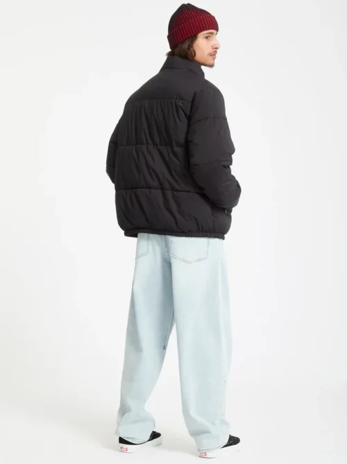 Το Volcom Fillmoore Jacket είναι ένα ανδρικό puffer jacket με relaxed fit εφαρμογή και μήκος μέχρι τη μέση, σχεδιασμένο για ζεστασιά και προστασία στις κρύες ημέρες.
