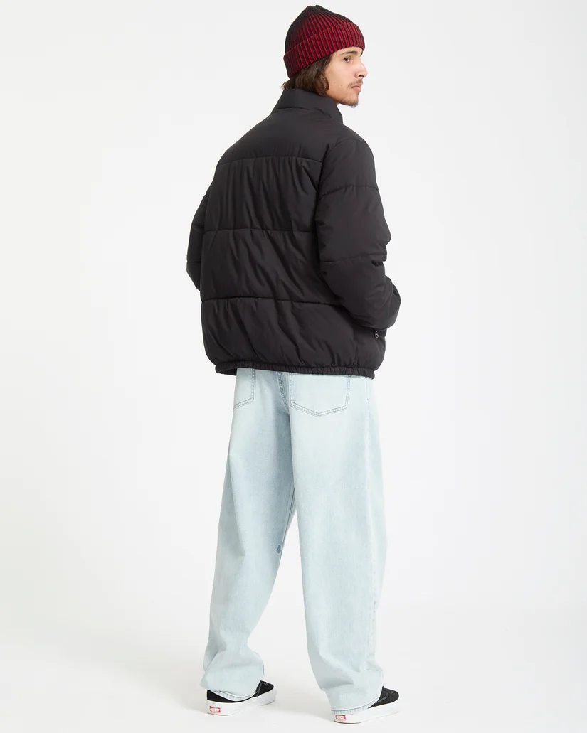 Το Volcom Fillmoore Jacket είναι ένα ανδρικό puffer jacket με relaxed fit εφαρμογή και μήκος μέχρι τη μέση, σχεδιασμένο για ζεστασιά και προστασία στις κρύες ημέρες.