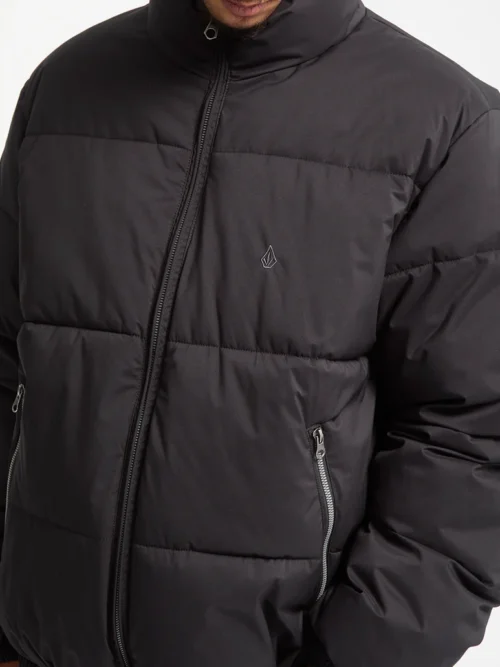 Το Volcom Fillmoore Jacket είναι ένα ανδρικό puffer jacket με relaxed fit εφαρμογή και μήκος μέχρι τη μέση, σχεδιασμένο για ζεστασιά και προστασία στις κρύες ημέρες.
