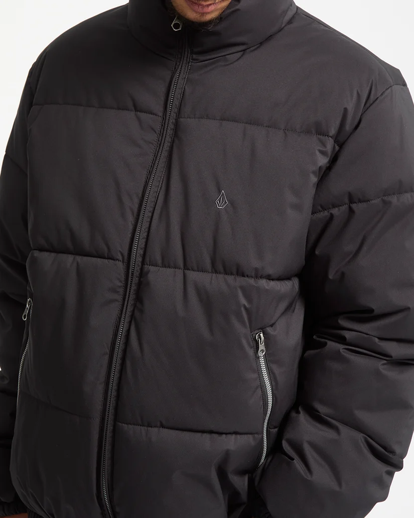 Το Volcom Fillmoore Jacket είναι ένα ανδρικό puffer jacket με relaxed fit εφαρμογή και μήκος μέχρι τη μέση, σχεδιασμένο για ζεστασιά και προστασία στις κρύες ημέρες.