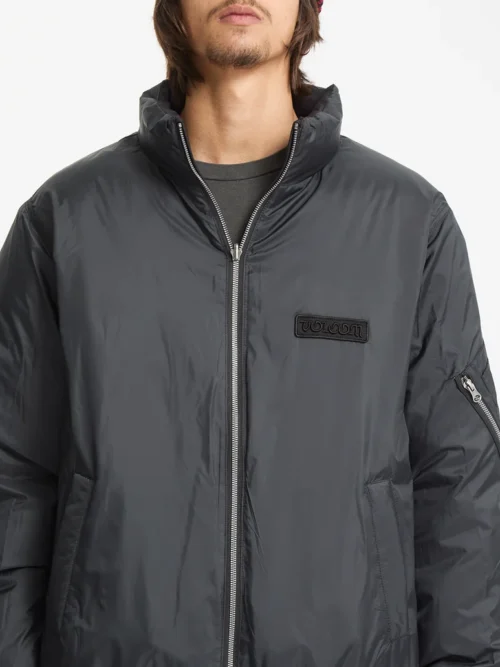 Το Volcom Fillmoore Jacket είναι ένα ανδρικό puffer jacket με relaxed fit εφαρμογή και μήκος μέχρι τη μέση, σχεδιασμένο για ζεστασιά και προστασία στις κρύες ημέρες.