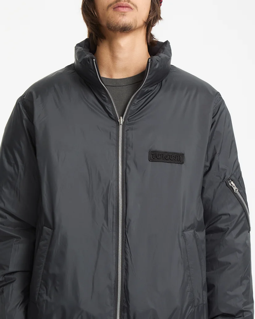 Το Volcom Fillmoore Jacket είναι ένα ανδρικό puffer jacket με relaxed fit εφαρμογή και μήκος μέχρι τη μέση, σχεδιασμένο για ζεστασιά και προστασία στις κρύες ημέρες.