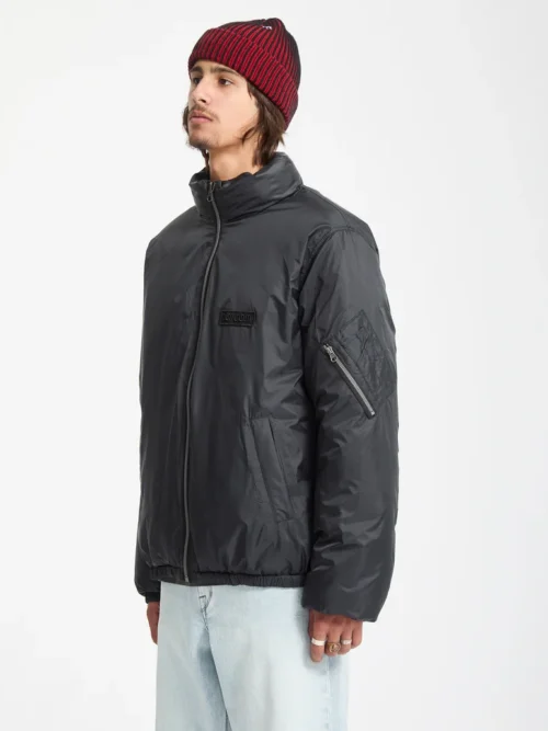 Το Volcom Fillmoore Jacket είναι ένα ανδρικό puffer jacket με relaxed fit εφαρμογή και μήκος μέχρι τη μέση, σχεδιασμένο για ζεστασιά και προστασία στις κρύες ημέρες.