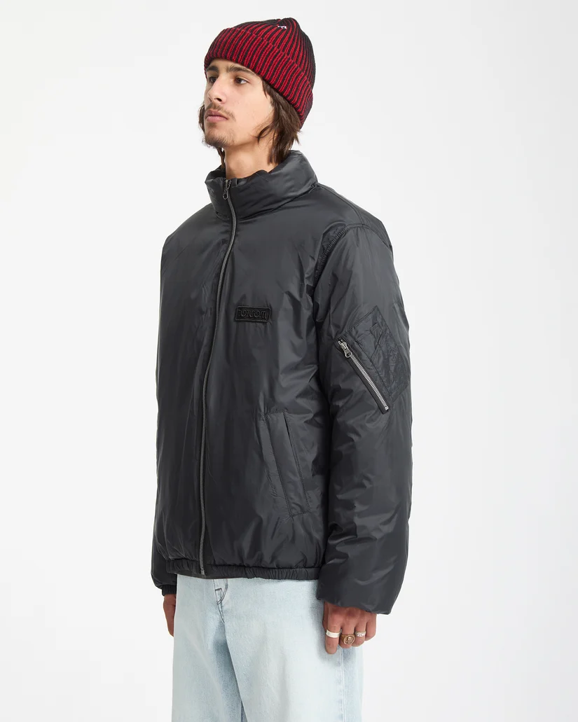 Το Volcom Fillmoore Jacket είναι ένα ανδρικό puffer jacket με relaxed fit εφαρμογή και μήκος μέχρι τη μέση, σχεδιασμένο για ζεστασιά και προστασία στις κρύες ημέρες.
