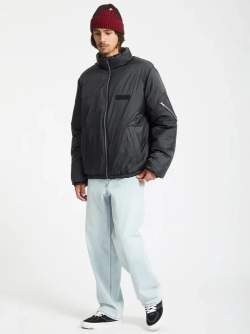 Το Volcom Fillmoore Jacket είναι ένα ανδρικό puffer jacket με relaxed fit εφαρμογή και μήκος μέχρι τη μέση, σχεδιασμένο για ζεστασιά και προστασία στις κρύες ημέρες.