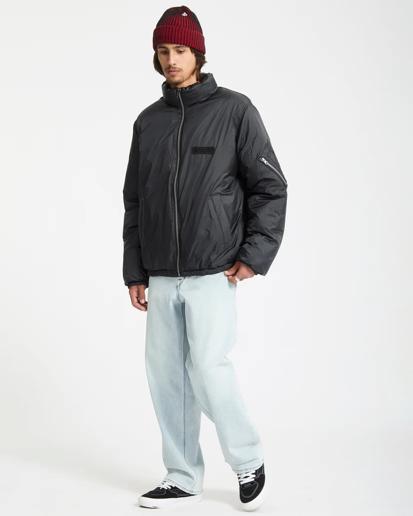 Το Volcom Fillmoore Jacket είναι ένα ανδρικό puffer jacket με relaxed fit εφαρμογή και μήκος μέχρι τη μέση, σχεδιασμένο για ζεστασιά και προστασία στις κρύες ημέρες.