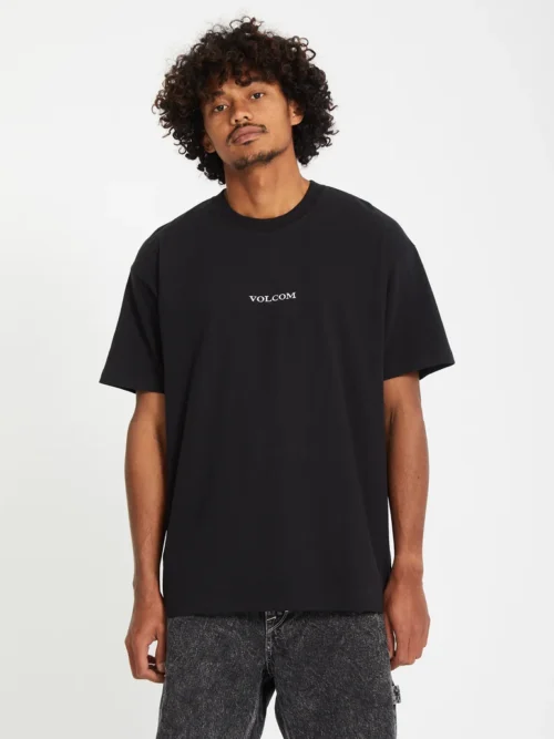 Το Volcom Stone LSE SST είναι ένα ανδρικό κοντομάνικο T-shirt με loose fit εφαρμογή, ιδανικό για άνετες καθημερινές και streetwear εμφανίσεις.