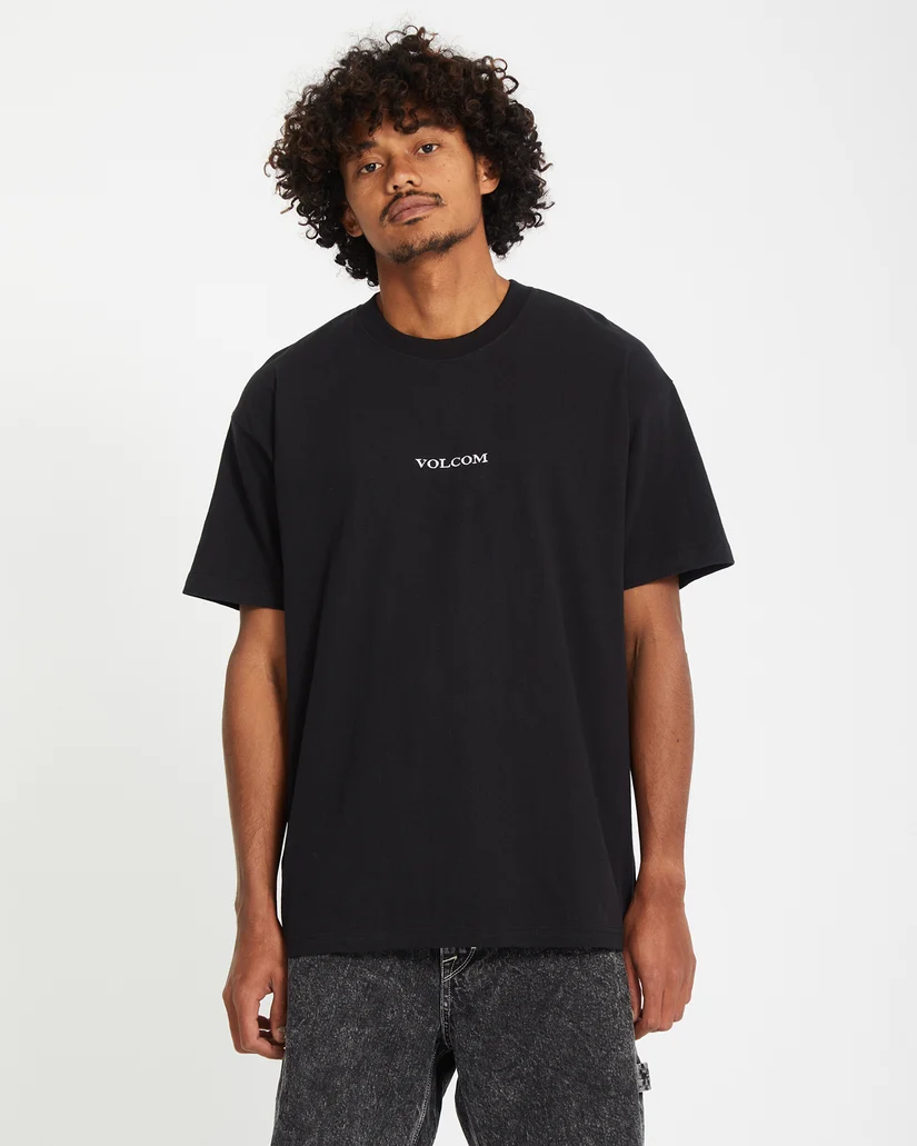 Το Volcom Stone LSE SST είναι ένα ανδρικό κοντομάνικο T-shirt με loose fit εφαρμογή, ιδανικό για άνετες καθημερινές και streetwear εμφανίσεις.