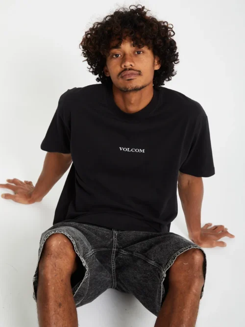 Το Volcom Stone LSE SST είναι ένα ανδρικό κοντομάνικο T-shirt με loose fit εφαρμογή, ιδανικό για άνετες καθημερινές και streetwear εμφανίσεις.