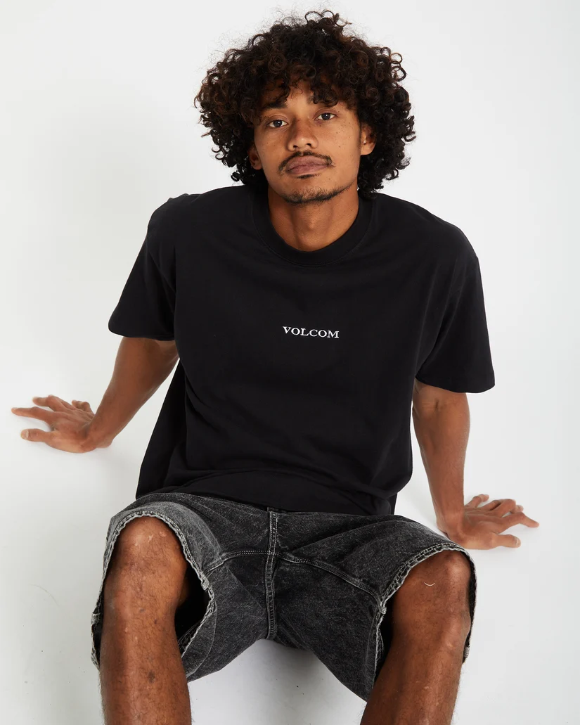 Το Volcom Stone LSE SST είναι ένα ανδρικό κοντομάνικο T-shirt με loose fit εφαρμογή, ιδανικό για άνετες καθημερινές και streetwear εμφανίσεις.