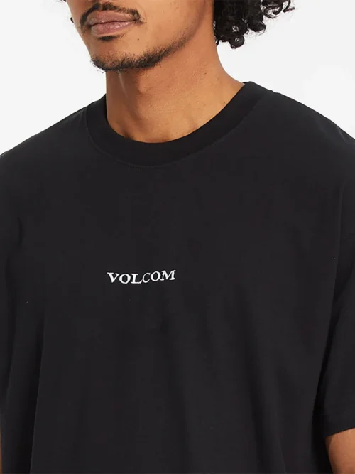 Το Volcom Stone LSE SST είναι ένα ανδρικό κοντομάνικο T-shirt με loose fit εφαρμογή, ιδανικό για άνετες καθημερινές και streetwear εμφανίσεις.