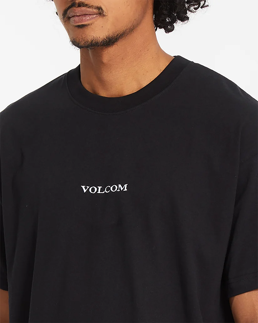 Το Volcom Stone LSE SST είναι ένα ανδρικό κοντομάνικο T-shirt με loose fit εφαρμογή, ιδανικό για άνετες καθημερινές και streetwear εμφανίσεις.