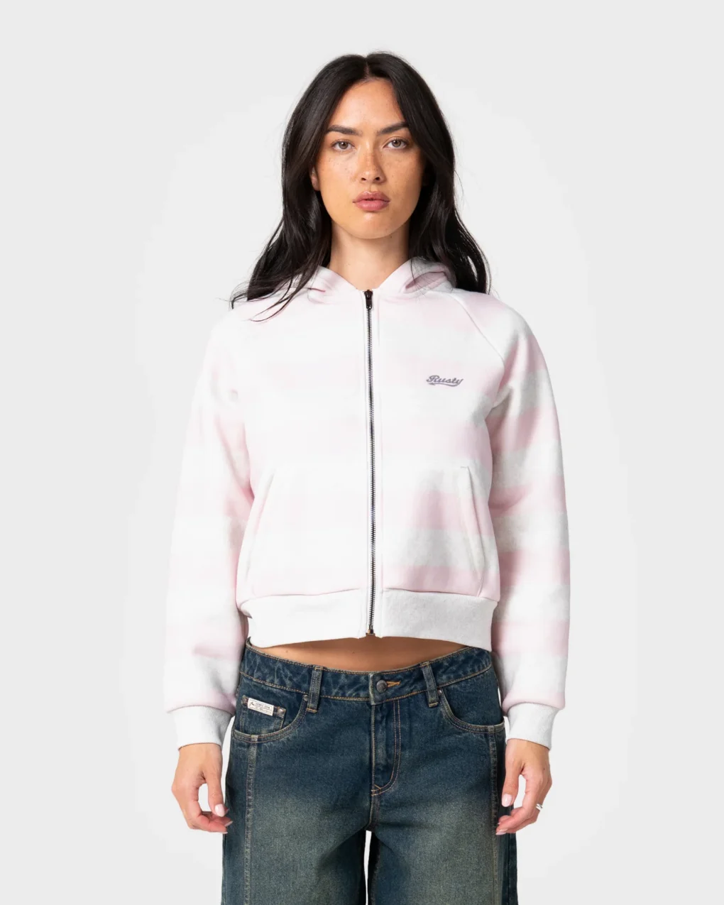 Το G6 Cropped Zip Through Hooded Fleece σε απόχρωση Rusty συνδυάζει relaxed εφαρμογή με sporty αισθητική και ξεχωριστές λεπτομέρειες. Ο cropped σχεδιασμός δημιουργεί μια σύγχρονη σιλουέτα, ενώ οι contrast ρίγες προσθέτουν δυναμικό χαρακτήρα στο design.
