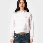 Το G6 Cropped Zip Through Hooded Fleece σε απόχρωση Rusty συνδυάζει relaxed εφαρμογή με sporty αισθητική και ξεχωριστές λεπτομέρειες. Ο cropped σχεδιασμός δημιουργεί μια σύγχρονη σιλουέτα, ενώ οι contrast ρίγες προσθέτουν δυναμικό χαρακτήρα στο design.