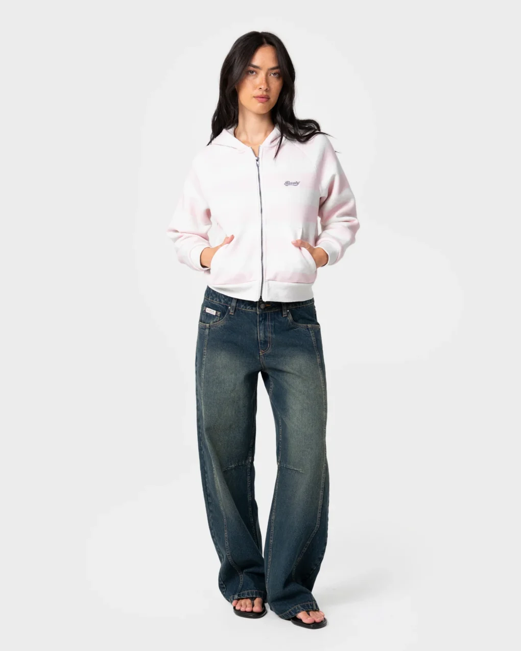 Το G6 Cropped Zip Through Hooded Fleece σε απόχρωση Rusty συνδυάζει relaxed εφαρμογή με sporty αισθητική και ξεχωριστές λεπτομέρειες. Ο cropped σχεδιασμός δημιουργεί μια σύγχρονη σιλουέτα, ενώ οι contrast ρίγες προσθέτουν δυναμικό χαρακτήρα στο design.