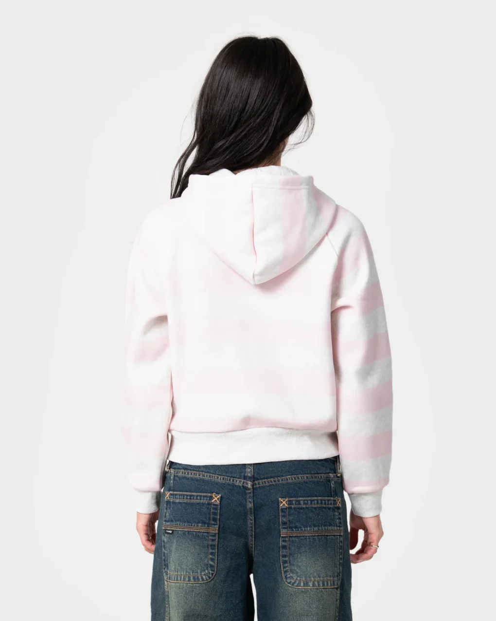 Το G6 Cropped Zip Through Hooded Fleece σε απόχρωση Rusty συνδυάζει relaxed εφαρμογή με sporty αισθητική και ξεχωριστές λεπτομέρειες. Ο cropped σχεδιασμός δημιουργεί μια σύγχρονη σιλουέτα, ενώ οι contrast ρίγες προσθέτουν δυναμικό χαρακτήρα στο design.