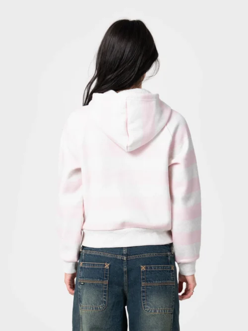 Το G6 Cropped Zip Through Hooded Fleece σε απόχρωση Rusty συνδυάζει relaxed εφαρμογή με sporty αισθητική και ξεχωριστές λεπτομέρειες. Ο cropped σχεδιασμός δημιουργεί μια σύγχρονη σιλουέτα, ενώ οι contrast ρίγες προσθέτουν δυναμικό χαρακτήρα στο design.