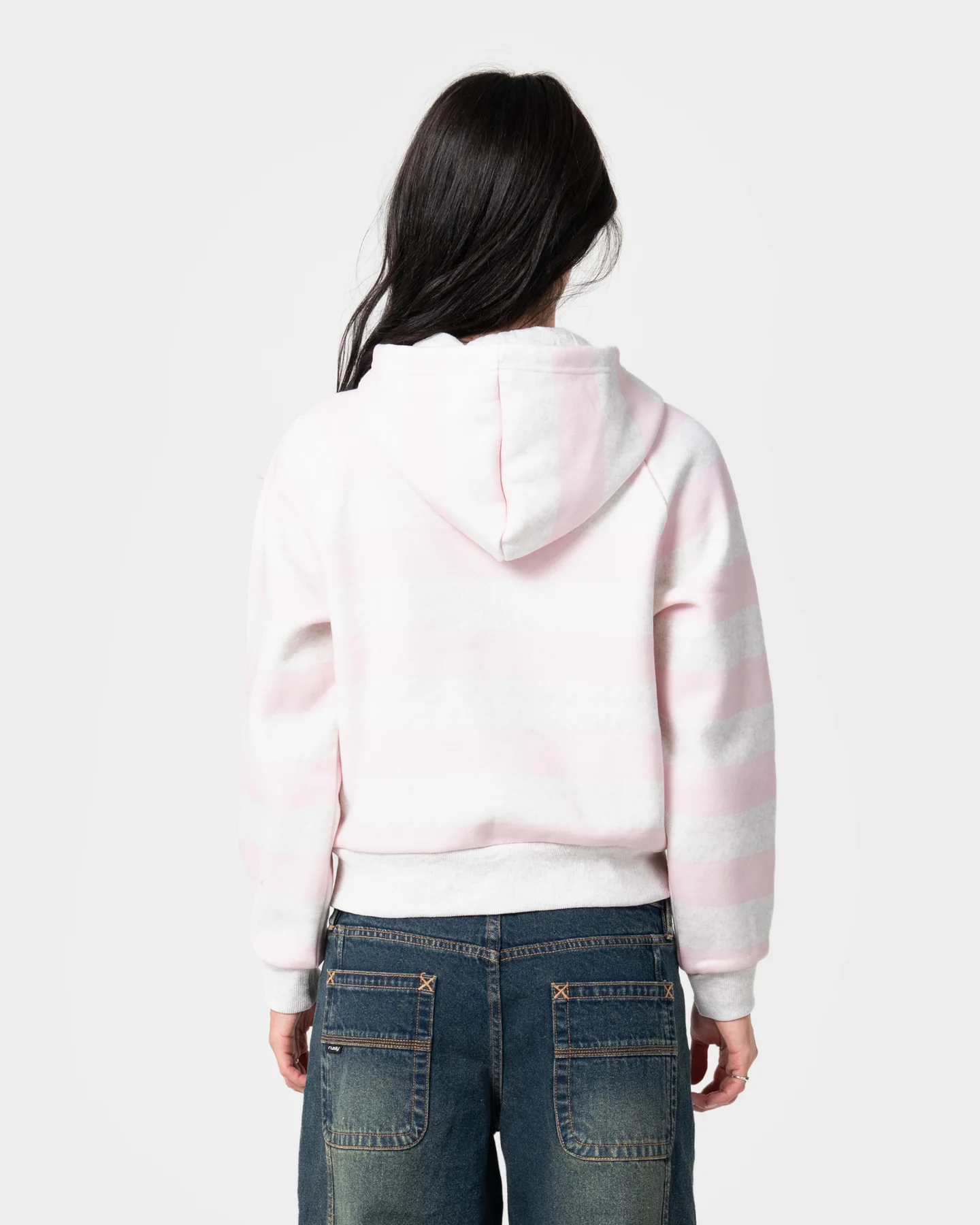 Το G6 Cropped Zip Through Hooded Fleece σε απόχρωση Rusty συνδυάζει relaxed εφαρμογή με sporty αισθητική και ξεχωριστές λεπτομέρειες. Ο cropped σχεδιασμός δημιουργεί μια σύγχρονη σιλουέτα, ενώ οι contrast ρίγες προσθέτουν δυναμικό χαρακτήρα στο design.