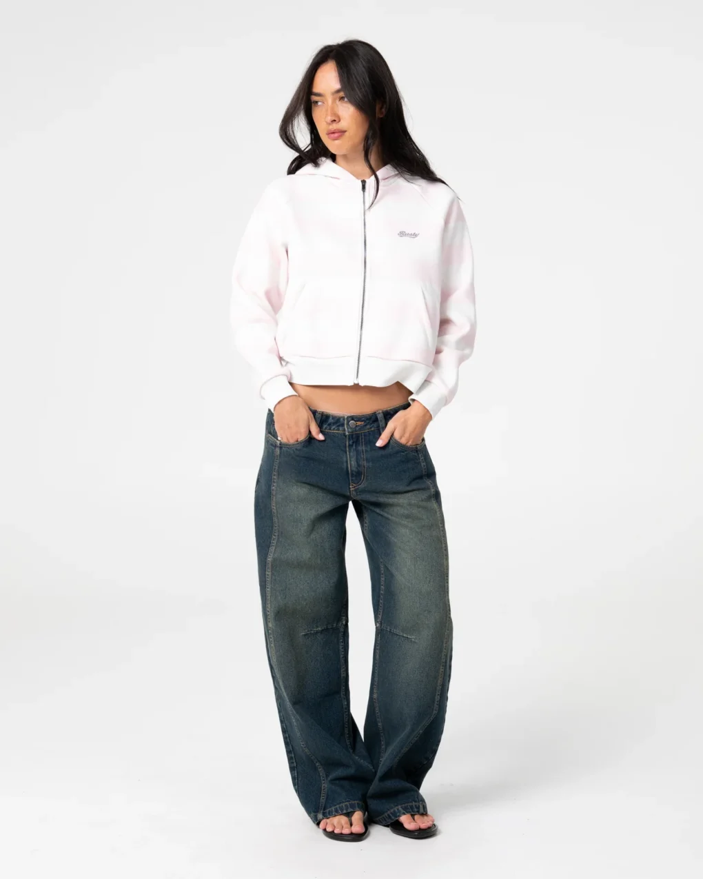 Το G6 Cropped Zip Through Hooded Fleece σε απόχρωση Rusty συνδυάζει relaxed εφαρμογή με sporty αισθητική και ξεχωριστές λεπτομέρειες. Ο cropped σχεδιασμός δημιουργεί μια σύγχρονη σιλουέτα, ενώ οι contrast ρίγες προσθέτουν δυναμικό χαρακτήρα στο design.