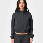 Rusty – Road Rage Hardstyle Funnel Neck Jacket Ελαφρύ jacket με funnel neck γιακά και σύγχρονη, minimal αισθητική. Η σχεδίασή του συνδυάζει πρακτικότητα και streetwear χαρακτήρα, με panelled λεπτομέρειες, φερμουάρ σε όλο το μήκος και πολλαπλές τσέπες για εύκολη καθημερινή χρήση.