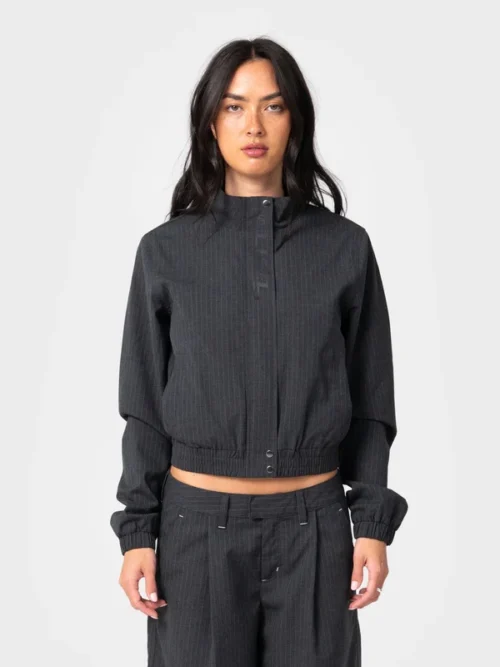 Rusty – Road Rage Hardstyle Funnel Neck Jacket Ελαφρύ jacket με funnel neck γιακά και σύγχρονη, minimal αισθητική. Η σχεδίασή του συνδυάζει πρακτικότητα και streetwear χαρακτήρα, με panelled λεπτομέρειες, φερμουάρ σε όλο το μήκος και πολλαπλές τσέπες για εύκολη καθημερινή χρήση.