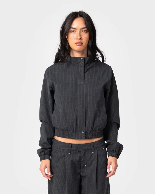 Rusty – Road Rage Hardstyle Funnel Neck Jacket Ελαφρύ jacket με funnel neck γιακά και σύγχρονη, minimal αισθητική. Η σχεδίασή του συνδυάζει πρακτικότητα και streetwear χαρακτήρα, με panelled λεπτομέρειες, φερμουάρ σε όλο το μήκος και πολλαπλές τσέπες για εύκολη καθημερινή χρήση.