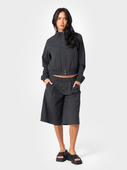 Rusty – Road Rage Hardstyle Funnel Neck Jacket Ελαφρύ jacket με funnel neck γιακά και σύγχρονη, minimal αισθητική. Η σχεδίασή του συνδυάζει πρακτικότητα και streetwear χαρακτήρα, με panelled λεπτομέρειες, φερμουάρ σε όλο το μήκος και πολλαπλές τσέπες για εύκολη καθημερινή χρήση.