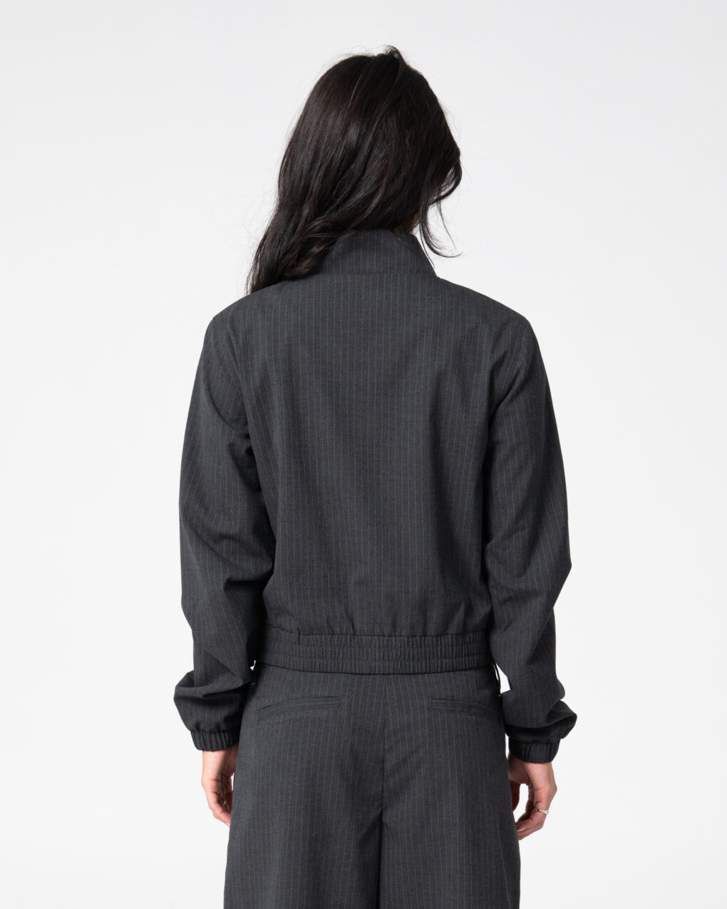 Rusty – Road Rage Hardstyle Funnel Neck Jacket Ελαφρύ jacket με funnel neck γιακά και σύγχρονη, minimal αισθητική. Η σχεδίασή του συνδυάζει πρακτικότητα και streetwear χαρακτήρα, με panelled λεπτομέρειες, φερμουάρ σε όλο το μήκος και πολλαπλές τσέπες για εύκολη καθημερινή χρήση.