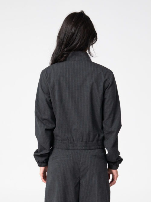 Rusty – Road Rage Hardstyle Funnel Neck Jacket Ελαφρύ jacket με funnel neck γιακά και σύγχρονη, minimal αισθητική. Η σχεδίασή του συνδυάζει πρακτικότητα και streetwear χαρακτήρα, με panelled λεπτομέρειες, φερμουάρ σε όλο το μήκος και πολλαπλές τσέπες για εύκολη καθημερινή χρήση.