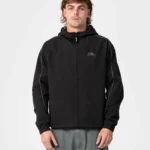 Rusty – Scyther Rain Jacket Αδιάβροχο jacket R2K γραμμής, σχεδιασμένο για προστασία από τη βροχή και άνεση στην καθημερινή χρήση.
