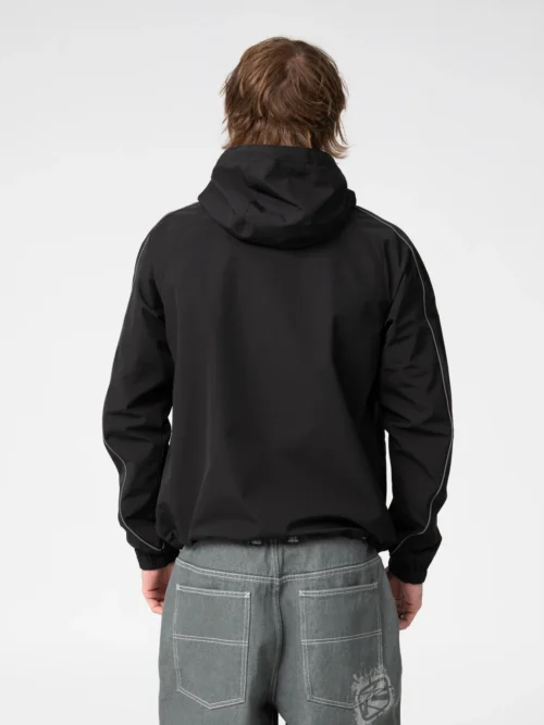 Rusty – Scyther Rain Jacket Αδιάβροχο jacket R2K γραμμής, σχεδιασμένο για προστασία από τη βροχή και άνεση στην καθημερινή χρήση.