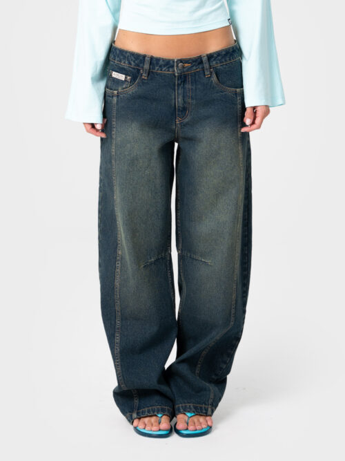 Rusty – Pammy Panelled Leg Jeans Το Pammy Panelled Leg Jeans είναι ένα γυναικείο denim παντελόνι με mid-rise μέση και loose εφαρμογή, σχεδιασμένο για άνεση και σύγχρονο streetwear χαρακτήρα.
