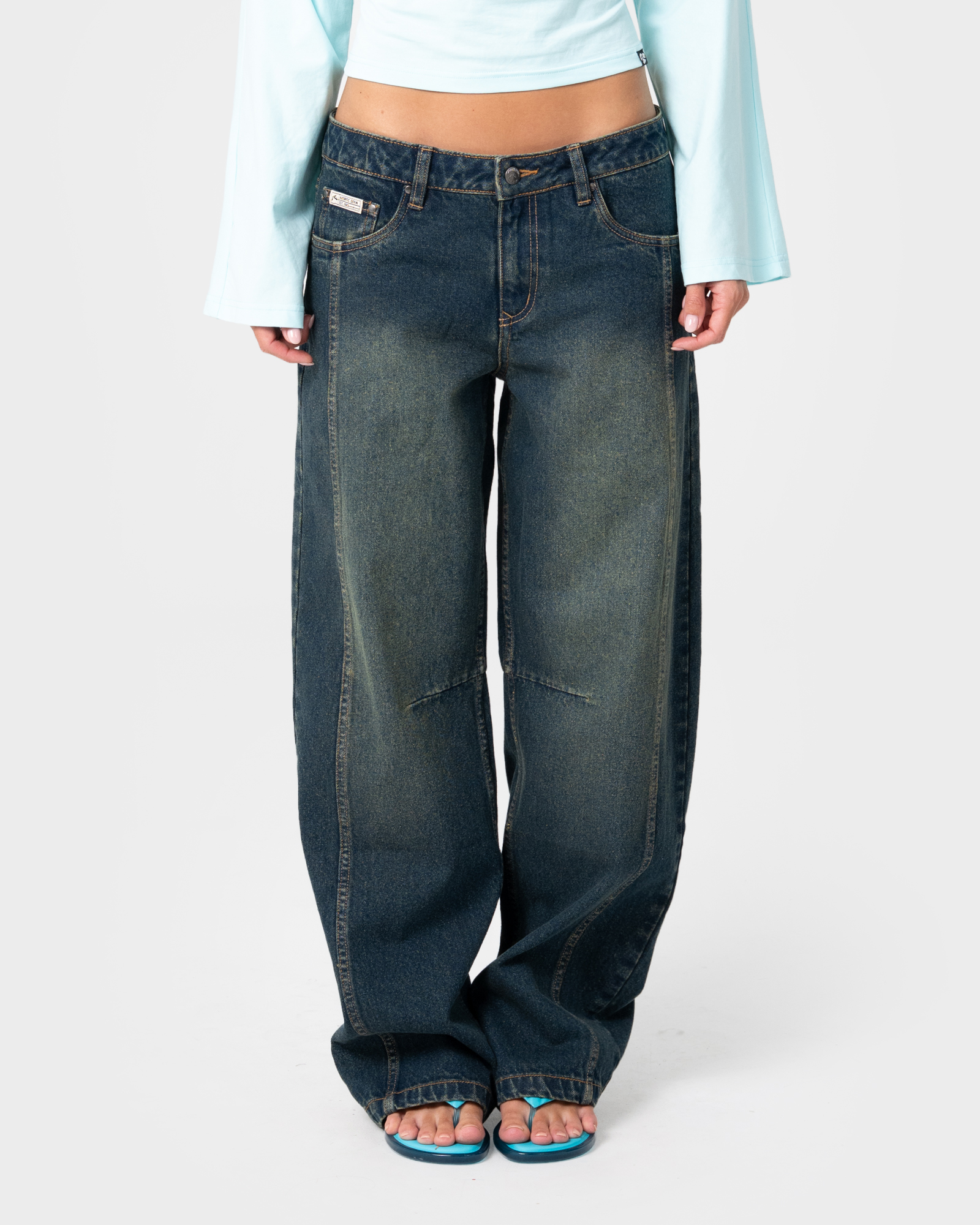 Rusty – Pammy Panelled Leg Jeans Το Pammy Panelled Leg Jeans είναι ένα γυναικείο denim παντελόνι με mid-rise μέση και loose εφαρμογή, σχεδιασμένο για άνεση και σύγχρονο streetwear χαρακτήρα.