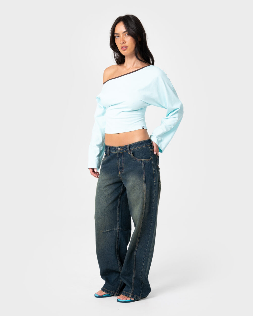 Rusty – Pammy Panelled Leg Jeans Το Pammy Panelled Leg Jeans είναι ένα γυναικείο denim παντελόνι με mid-rise μέση και loose εφαρμογή, σχεδιασμένο για άνεση και σύγχρονο streetwear χαρακτήρα.