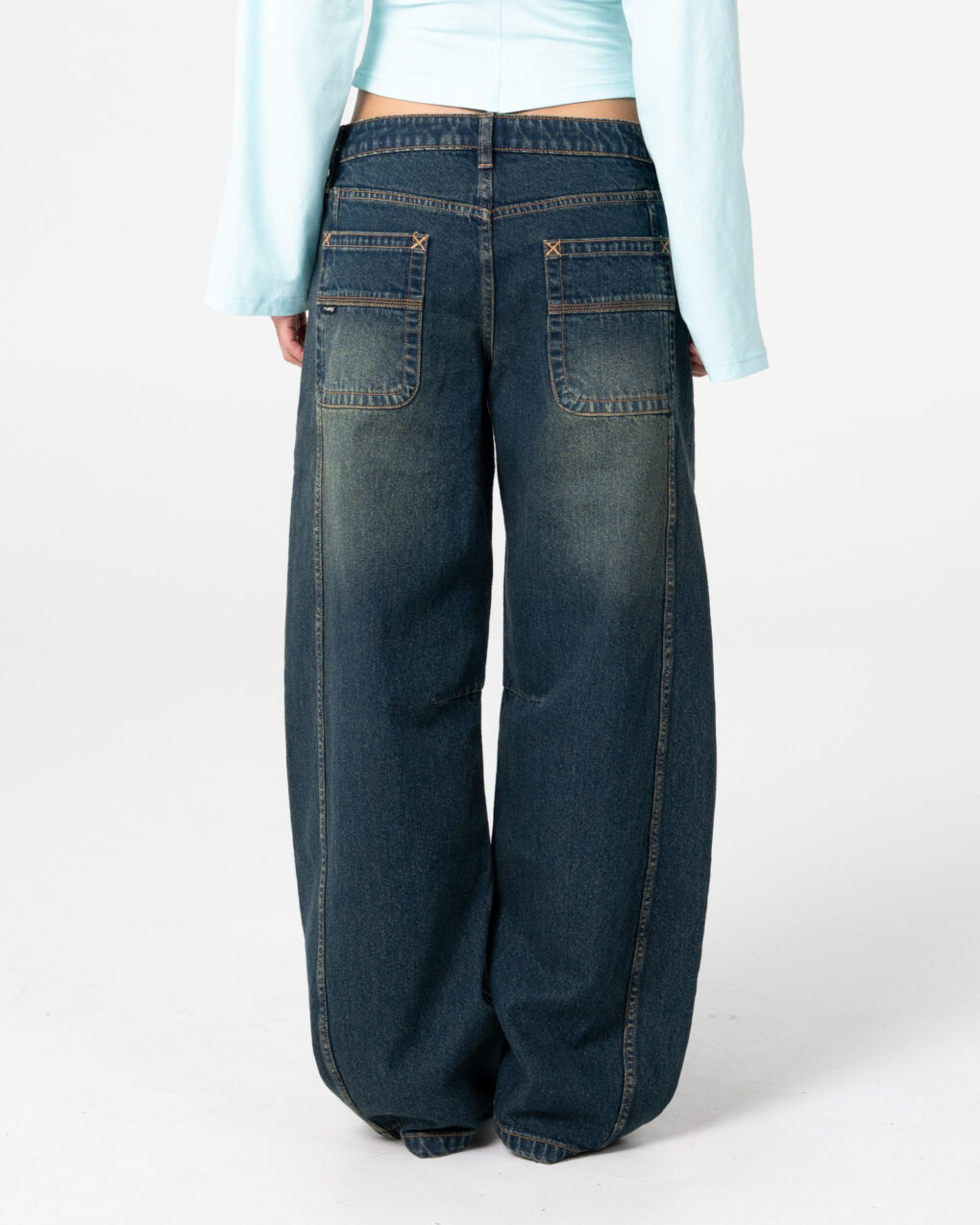 Rusty – Pammy Panelled Leg Jeans Το Pammy Panelled Leg Jeans είναι ένα γυναικείο denim παντελόνι με mid-rise μέση και loose εφαρμογή, σχεδιασμένο για άνεση και σύγχρονο streetwear χαρακτήρα.