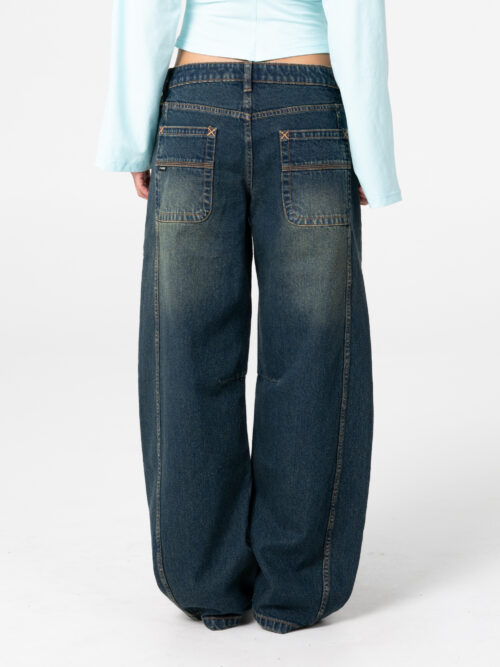 Rusty – Pammy Panelled Leg Jeans Το Pammy Panelled Leg Jeans είναι ένα γυναικείο denim παντελόνι με mid-rise μέση και loose εφαρμογή, σχεδιασμένο για άνεση και σύγχρονο streetwear χαρακτήρα.