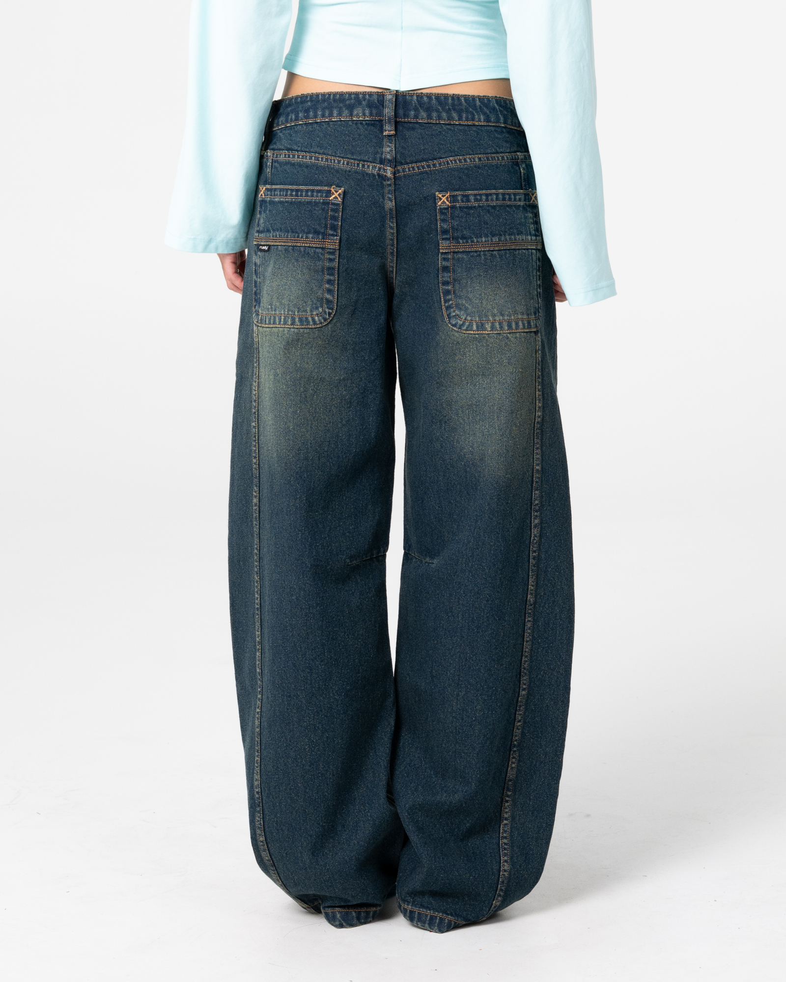 Rusty – Pammy Panelled Leg Jeans Το Pammy Panelled Leg Jeans είναι ένα γυναικείο denim παντελόνι με mid-rise μέση και loose εφαρμογή, σχεδιασμένο για άνεση και σύγχρονο streetwear χαρακτήρα.