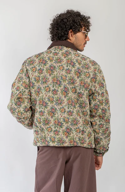 Το Belle Époque Tapestry Jacket της Kaotiko είναι ένα ιδιαίτερο jacket με ξεχωριστή αισθητική, ιδανικό για statement καθημερινές εμφανίσεις.