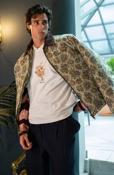 Το Belle Époque Tapestry Jacket της Kaotiko είναι ένα ιδιαίτερο jacket με ξεχωριστή αισθητική, ιδανικό για statement καθημερινές εμφανίσεις.