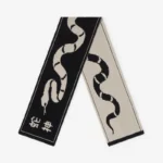 Το Scarf Snake Black της Kaotiko είναι ένα ιδιαίτερο αξεσουάρ που προσθέτει χαρακτήρα και streetwear αισθητική στις καθημερινές εμφανίσεις.
